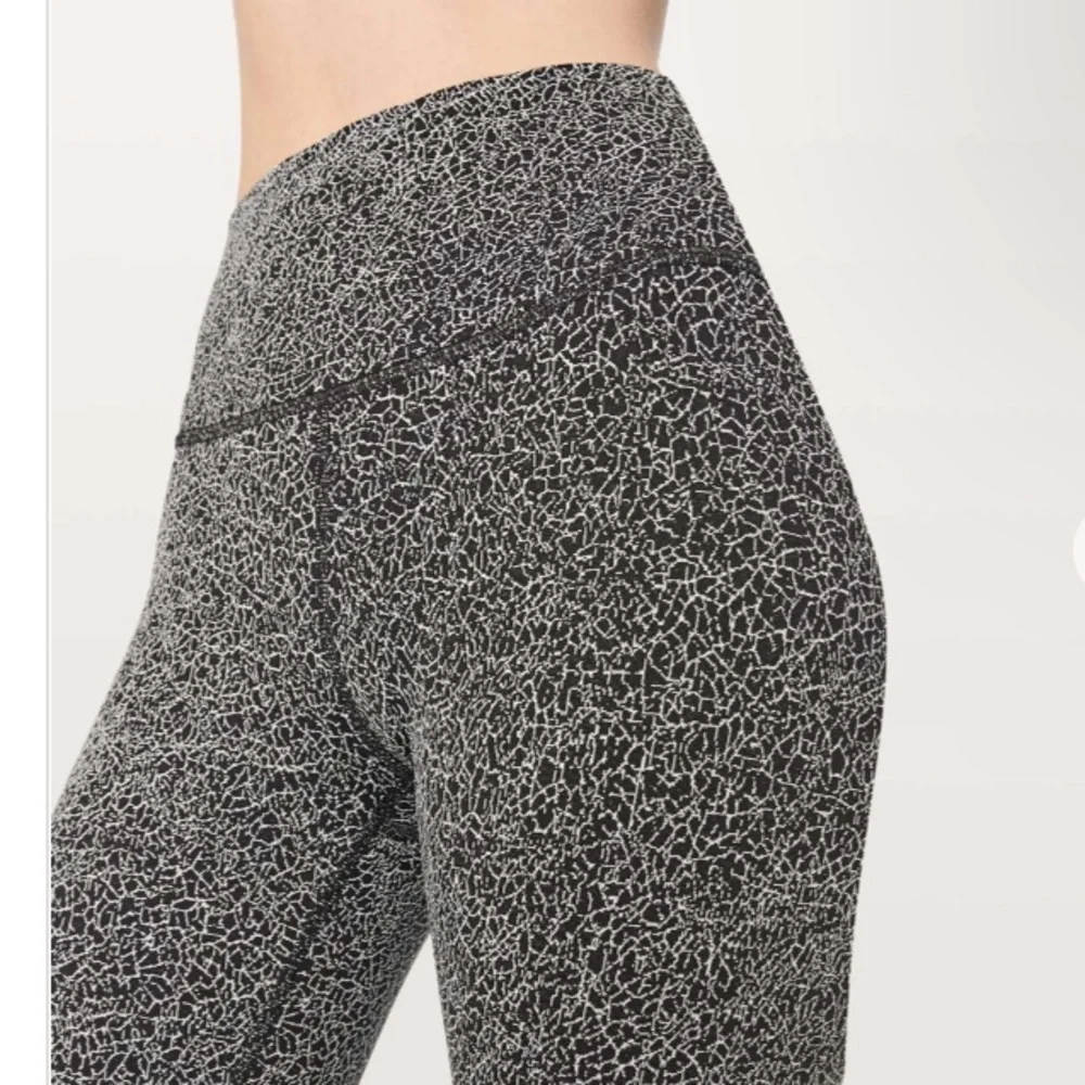 Lululemon Wunder Under Hi-Rise Tight 17" Crackle Jaquard Black White Size 4 - Picture 2 of 8